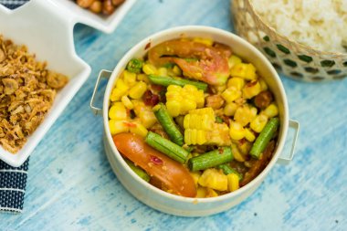 Haşlanmış mısırlı baharatlı papaya salatası Tayland mutfağını ve gıda konseptini temsil ediyor..