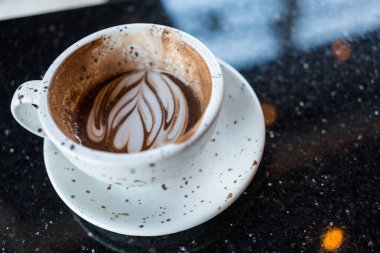 İçkiyi bitirdikten sonra bir lekeyle içtikten sonra içi boş sıcak çikolata..