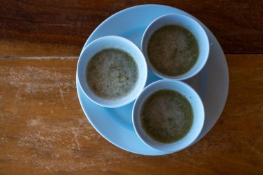 Geleneksel Tayland usulü baharatlı deniz ürünleri sosu mavi kasede servis edilir.