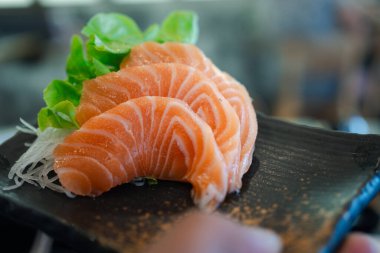 Taze somon balığı. Meşhur bir Japon menüsü somon balığı sashimi 'dir. Bir sürü omega 3 yemeği..