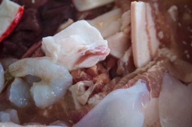 Tayland usulü geleneksel mutfak, Tayland usulü barbekü ızgarası veya Moo Krata için marine edilmiş çiğ domuz ya da deniz ürünleridir.