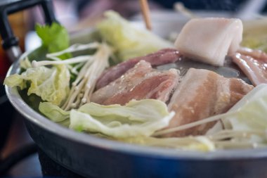 Fırında kızarmış çiğ domuz eti. Tayland büfesi. Lezzetli Tayland barbekü stili