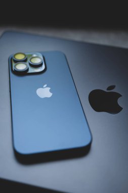 Bangkok, Tayland - 24 Aralık 2023: iPhone 15 MacBook Pro, M3 Max 2023, Space Black