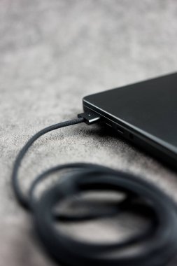 Bangkok, Tayland - 24 Aralık 2023: MacBook Pro M3 'te bir konektöre takılmış siyah kabloyu kapatın