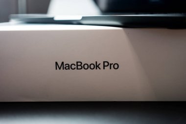 Bangkok, Tayland - 24 Aralık 2023: Apple Inc. 'in tasarladığı M3 çip işlemcisi Apple MacBook Pro' nun beyaz kutusuna basılmış bir MacBook pro metni kapat