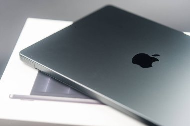 Bangkok, Tayland - 24 Aralık 2023: Apple MacBook Pro M3 Max 14 inç ekran, 14 çekirdekli işlemci ve bir kutu üzerinde 30 çekirdekli GPU yer