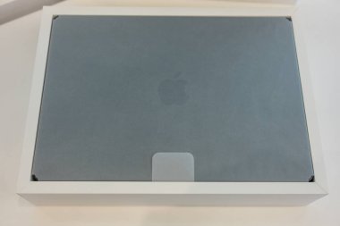 Bangkok, Tayland - 24 Aralık 2023: Apple hayranı çocuk yeni MacBook Pro M3 Max, Space Black 'in göz kamaştırıcı yeni görüntüsünü piyasaya sürüyor. Apple 2023 yılında yeni bir MacBook Pro başlattı.