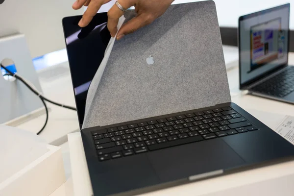 Bangkok, Tayland - 24 Aralık 2023: Bir kişi en son çıkan MacBook Pro M3 Max Space Black 'in kapağını kaldırdı.