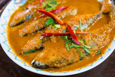 Kurutulmuş kırmızı körili uskumru. Choo Chee Par diye de bilinir.