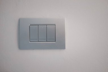 Elektrik düğmesinin gümüş rengi, ışık düğmesinin açılıp kapanması. Boşluğu kopyala.
