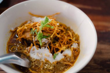 Khao Soi Recipe, Kuzey usulü körili erişte çorbası, beyaz kasede. Yerel Tayland yemekleri.