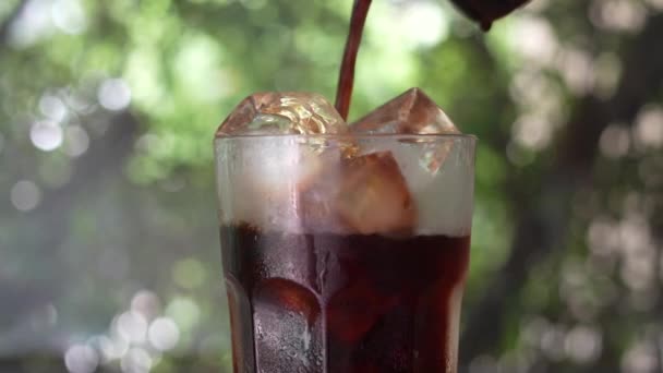 Nalévání Espresso Výstřel Pitného Skla Kostkami Ledu Přirozeném Pozadí — Stock video