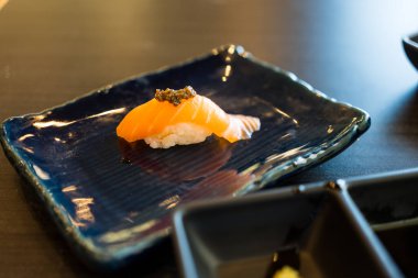 Lezzetli klasik somon suşisi.