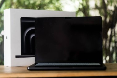 Bangkok, Tayland - 27 Aralık 2023: MacBook Pro 14 inç, M3 Max 2023, yüksek teknoloji dizüstü bilgisayar ve modern tasarım, ahşap bir masa üzerinde Uzay Siyah rengi