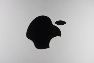 Bangkok, Tayland - 27 Aralık 2023: Apple Macbook Pro Space Siyah Renkli Elma tabelası.