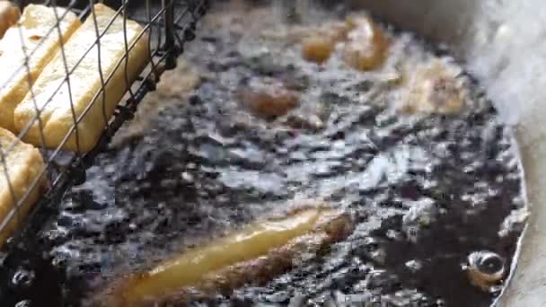 Kaynar Yağda Kızartılmış Soya Peynirine Yaklaş Vejetaryen Vejetaryen Yemekleri — Stok video