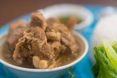 Kasede pişmiş domuz pirzolası. Kapat.