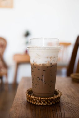 Kafenin ahşap masasında buzlu moka kahvesi.