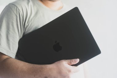 Bangkok, Tayland - 28 Aralık 2023: Bir MacBook Pro M3 Max, Space Black 2023 işlemcisi Apple Inc..