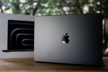 Bangkok, Tayland - 28 Aralık 2023: New Apple MacBook Pro M3 Max, yüksek teknoloji laptop ve modern tasarım, Space Black renk, ahşap masa üzerinde 14 inç ekran