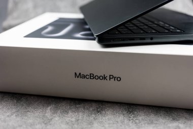 Bangkok, Tayland - 28 Aralık 2023: New Apple MacBook Pro M3 Max, uzay siyah renk, 14 inç ekran. En yüksek teknoloji dizüstü bilgisayar ve modern tasarım