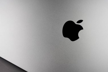 Bangkok, Tayland - 28 Aralık 2023: Yeni modern tasarım Apple MacBook Pro M3, 14 inç ekran, 14 çekirdek işlemci ve 30 çekirdekli GPU 'da uzay siyah renk metalik alüminyum yüzeyi üzerine Macbook logosu