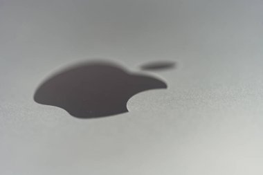 Bangkok, Tayland - 28 Aralık 2023: Yeni modern tasarım Apple MacBook Pro M3, 14 inç ekran, 14 çekirdek işlemci ve 30 çekirdekli GPU 'da uzay siyah renk metalik alüminyum yüzeyi üzerine Macbook logosu