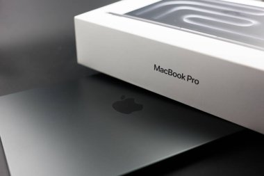 Bangkok, Tayland - 28 Aralık 2023: Apple MacBook Pro M3 Max, Space Black 'in büyüleyici yeni görüntüsü