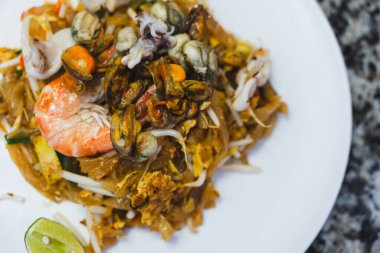 Lezzetli limonlu deniz ürünleri tableti Tayland yemeği. Üst görünüm