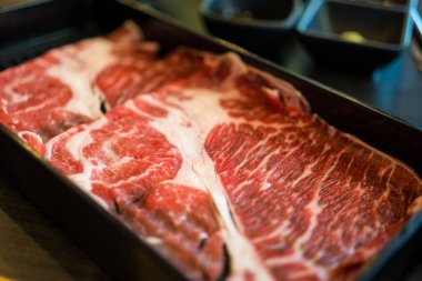 Sukiyaki ve Shabu ya da Yakiniku 'ya servis edilen mermer dokulu taze et.