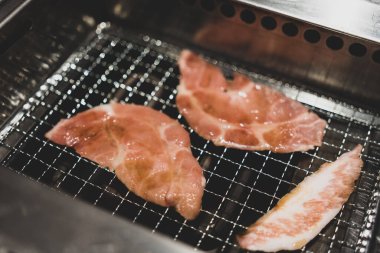 Yakın çekim, sığır eti ve fırında ızgara domuz eti. Japon ızgara Yakiniku eti..