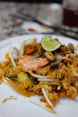 Pat Thai, Tayland 'da tofu, sebze, yumurta ve deniz ürünleriyle kızartılmış pirinç eriştesi.