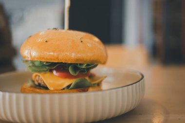 Fast food kafede taze lezzetli bir burger. Lezzetli hamburger