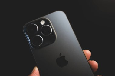 Bangkok, Tayland - 6 Ocak 2024: Yeni iPhone 15 Pro Titanyum mavisi, Apple tarafından tetrapizm teknolojisi kullanılarak ender bulunan üçlü kameralı.