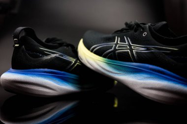 Bangkok, Tayland - 7 Ocak 2024: Bir çift ASICS Run Shoes Jel Nimbus 25 WIDE. Asics, spor malzemeleri üreten çok uluslu bir Japon şirketidir.