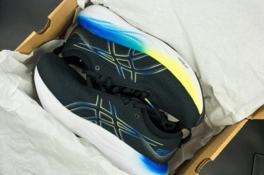 Bangkok, Tayland - 7 Ocak 2024: ASICS Run Shoes Jel Nimbus 25 WIDE. Ayakkabı ve spor ekipmanları üreten çok uluslu Japon atletizm ekipmanları şirketi