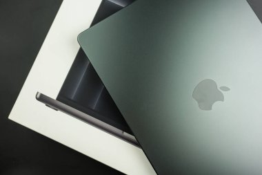 Bangkok, Tayland - 7 Ocak 2024: Apple MacBook Pro M3 'ün siyah uzay renginin yeni modern tasarımı