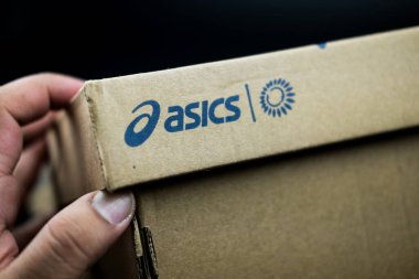 Bangkok, Tayland - 7 Ocak 2024: Asic logolu ayakkabı kutusu. Asics logosu. Asics, spor malzemeleri üreten çok uluslu bir Japon şirketidir.