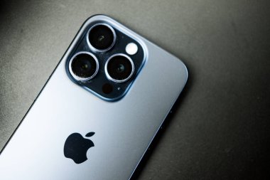 Bangkok, Tayland - 7 Ocak 2024: Gri masada mavi Titanyum renkli yeni akıllı telefon iPhone 15 Pro kapatın. En iyi iPhone