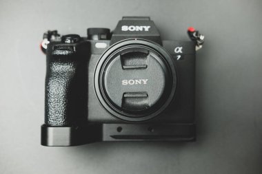 Bangkok, Tayland - 7 Ocak 2024 Sony Alpha a7 Full Frame MILC aynasız kamera. En iyi aynasız kamera 40mm mercekli.