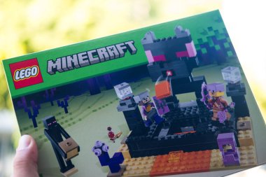 Bangkok, Tayland - 7 Ocak 2024: Elindeki yeşil lego kutulu minecraft, 21242 'nin Bitiş Arenası. Geliştirme becerileri ve hayal gücü