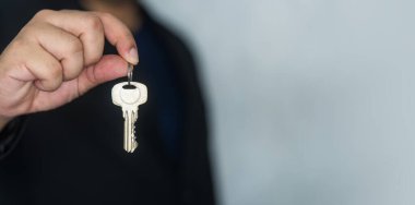 Başarılı bir erkek emlakçı, kira ya da ev, daire, daire, ipotek ve emlak anlaşması öneriyor. Satıcı, emlakçı, anahtarı yeni evden alıcıya, kiracıya, kiracıya veriyor.