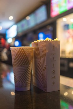 Bangkok, Tayland - 9 Ocak 2024: Bangkok, Tayland - 15 Aralık 2023: Major Cineplex 'ten patlamış mısır ve meşrubat seti. Tayland 'ın en iyi sineması. Sinemanın en büyük markası