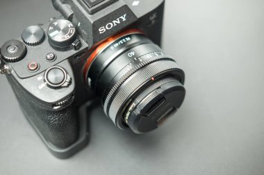 Bangkok, Tayland - 9 Ocak 2024: Kamera GMaster lensli Sony Alpha 7m4. Aynasız Melez Tam Çerçeve