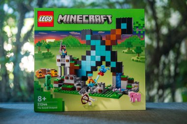 Bangkok, Tayland - 9 Ocak 2024 LEGO Minecraft 'ın yeşil kutusu The Sword Outpost 21244. Minecraft oyununun karakterleri. LEGO, Danimarka merkezli bir oyuncak üretim şirketi.