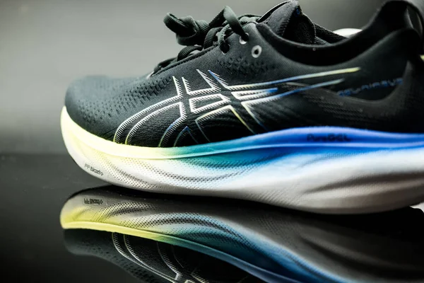 Bangkok, Tayland - 9 Ocak 2024: Asics ayakkabıları, ASICS Koşu Ayakkabıları 25 WIDE. Koşu için Asics spor ayakkabılarının yaratıcı çekimi. ASICS bir Japon atletizm ekipmanı şirketidir.