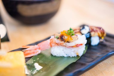 Karides suşisi ya da Japon ebi suşisi. Kapat..