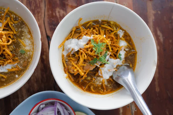 Kuzey usulü körili şehriye çorbası, domuz eti, Tayland hao soi tarifi, geleneksel Chiang Mai yemeği.