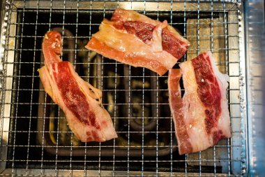 Izgarada çiğ et. Üst görünüm