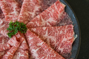 Sukiyaki pişirmek için kaliteli sığır eti. Kapat.